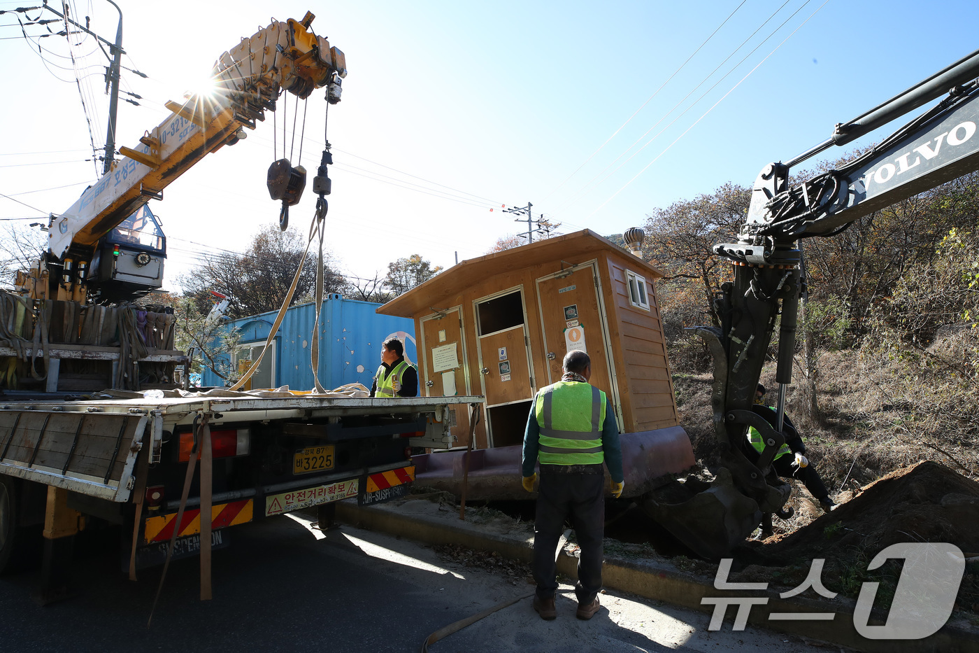 (성주=뉴스1) 공정식 기자 = 21일 오후 경북 성주군청 관계자들이 중장비를 동원해 주한미군 사드(THAAD·고고도 미사일 방어체계) 기지 진입로 인근에 설치돼 있던 사드 반대단 …