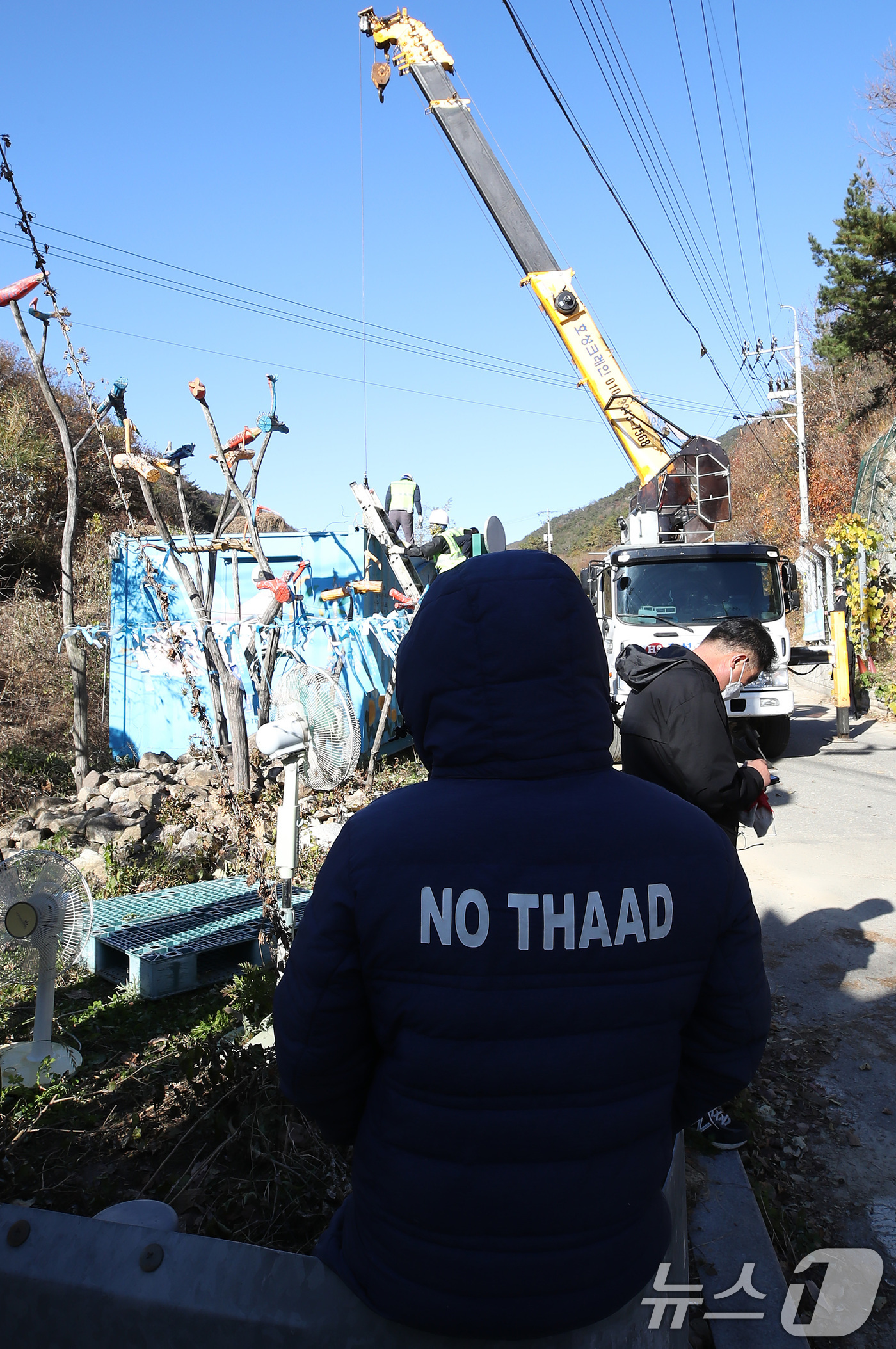 (성주=뉴스1) 공정식 기자 = 21일 오후 경북 성주군청 관계자들이 중장비를 동원해 주한미군 사드(THAAD·고고도 미사일 방어체계) 기지 진입로 인근에 설치돼 있던 사드 반대단 …