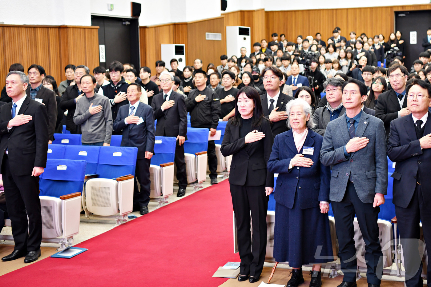(서울=뉴스1) = 강윤진 국가보훈부 차관이 21일 오전 대전시 국립대전현충원 현충관에서 열린 '제71주년 독도대첩 기념식'에 참석해 주요내빈과 함께 국민의례를 하고 있다. (국가 …