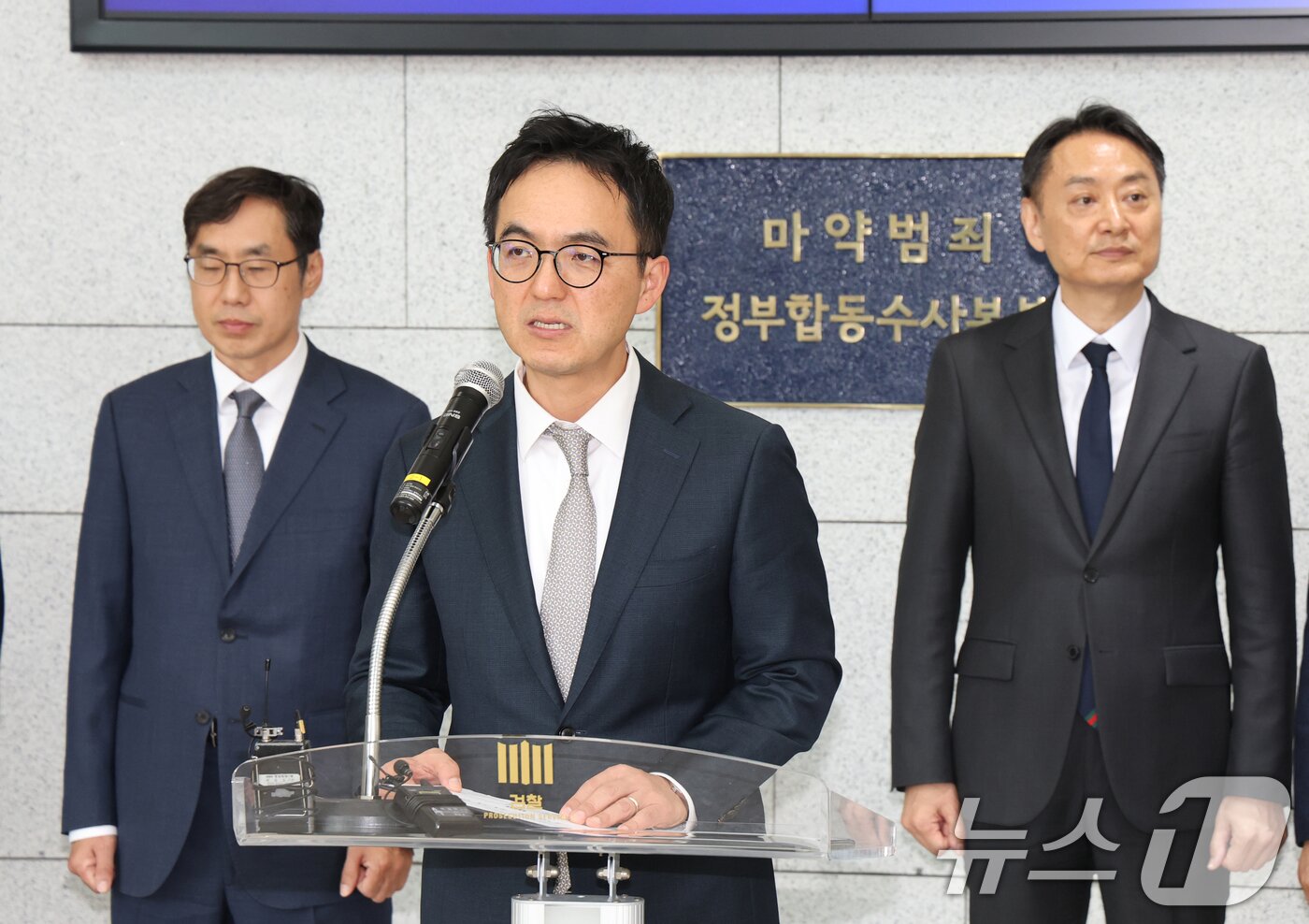 본문 이미지 - 구자현 검찰총장 직무대행이 21일 경기 수원시 영통구 수원지방검찰청에서 열린 &#39;마약범죄 정부합동수사본부 출범식&#39;에서 참석자들과 함께 제막식을 마치고 격려사를 하고 있다. 2025.11.21/뉴스1 ⓒ News1 김영운 기자