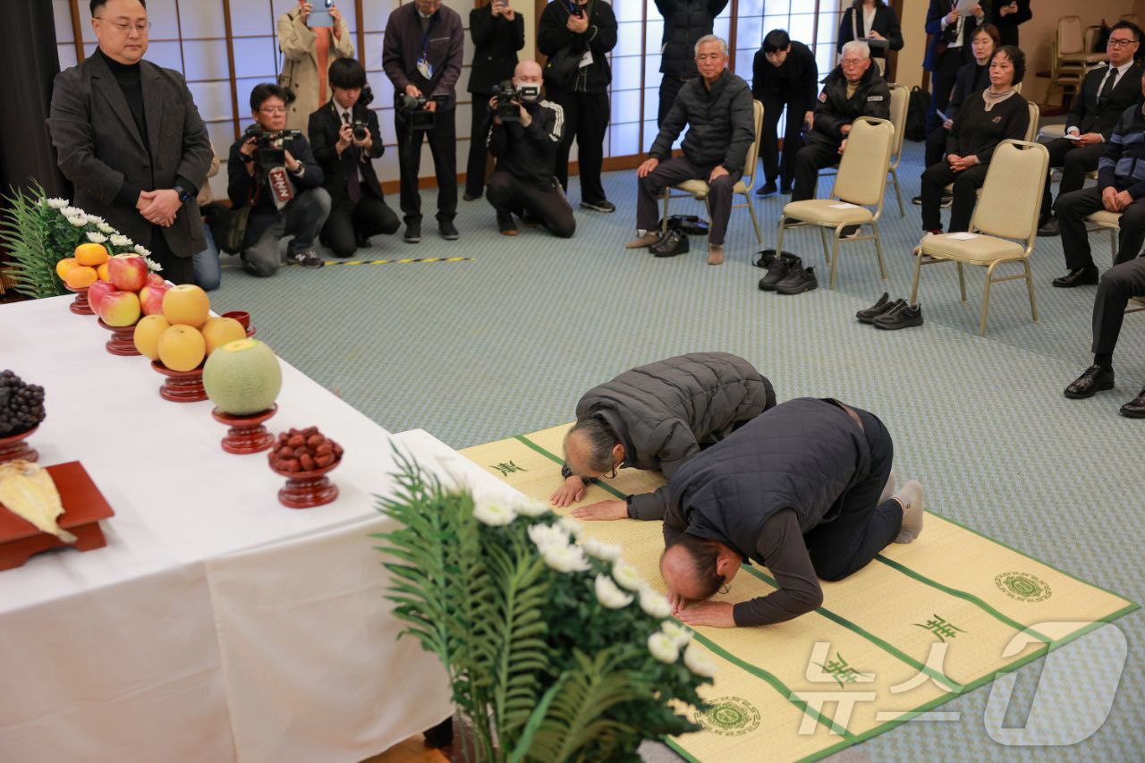 (서울=뉴스1) = 정부가 21일 오전 일본 니가타현 사도시에서 사도광산 강제동원 한국인 희생자를 위한 추도식을 개최했다. 사진은 추도식에서 유가족들이 한국인 희생자들을 추모하는 …