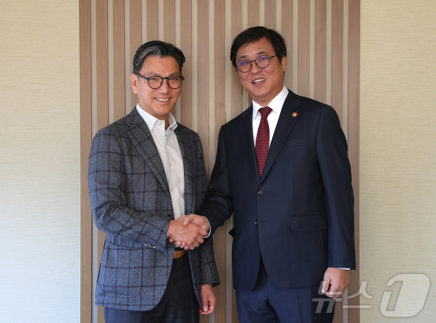 (서울=뉴스1) = 최휘영 문화체육관광부 장관이 21일 서울의 한 식당에서 김재열 국제올림픽위원회(IOC) 위원 및 국제빙상경기연맹(ISU) 회장과 면담을 마치고 기념촬영을 하고 …