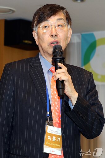 본문 이미지 - 이홍기 한국수소및신에너지학회 회장이 21일 오후 제주시 오션스위츠 제주호텔에서 열린 '제8회 제주플러스전문가포럼'에서 발제하고 있다. '지속 가능한 미래를 향한 제주 그린수소 산업'을 주제로 한 이번 포럼은 뉴스1과 제주대학교 RISE사업단, 제주테크노파크가 공동 주최하고, 뉴스1 제주본부가 주관했다. 2025.11.21/뉴스1 ⓒ News1 오미란 기자