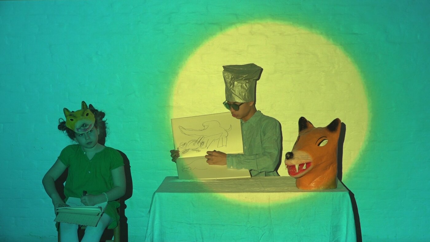 본문 이미지 - 조안 조나스, 〈시내, 강, 비행, 무늬 III〉, 2016/2017 &#40;여정&#41;, 설치: 3채널 비디오, 컬러, 유성, 14개의 차이나 마커 드로잉, 종이연 가변 크기, ⓒ 조안 조나스/뉴욕 글래드스톤 갤러리 제공