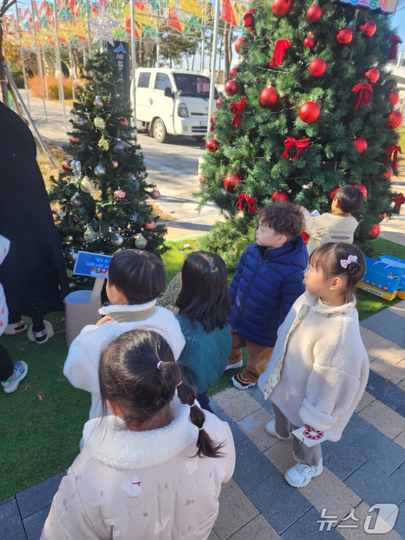 본문 이미지 - 세종 빛축제 트리 행사장을 찾아 트리를 장식하는 유치원생들. / 뉴스1