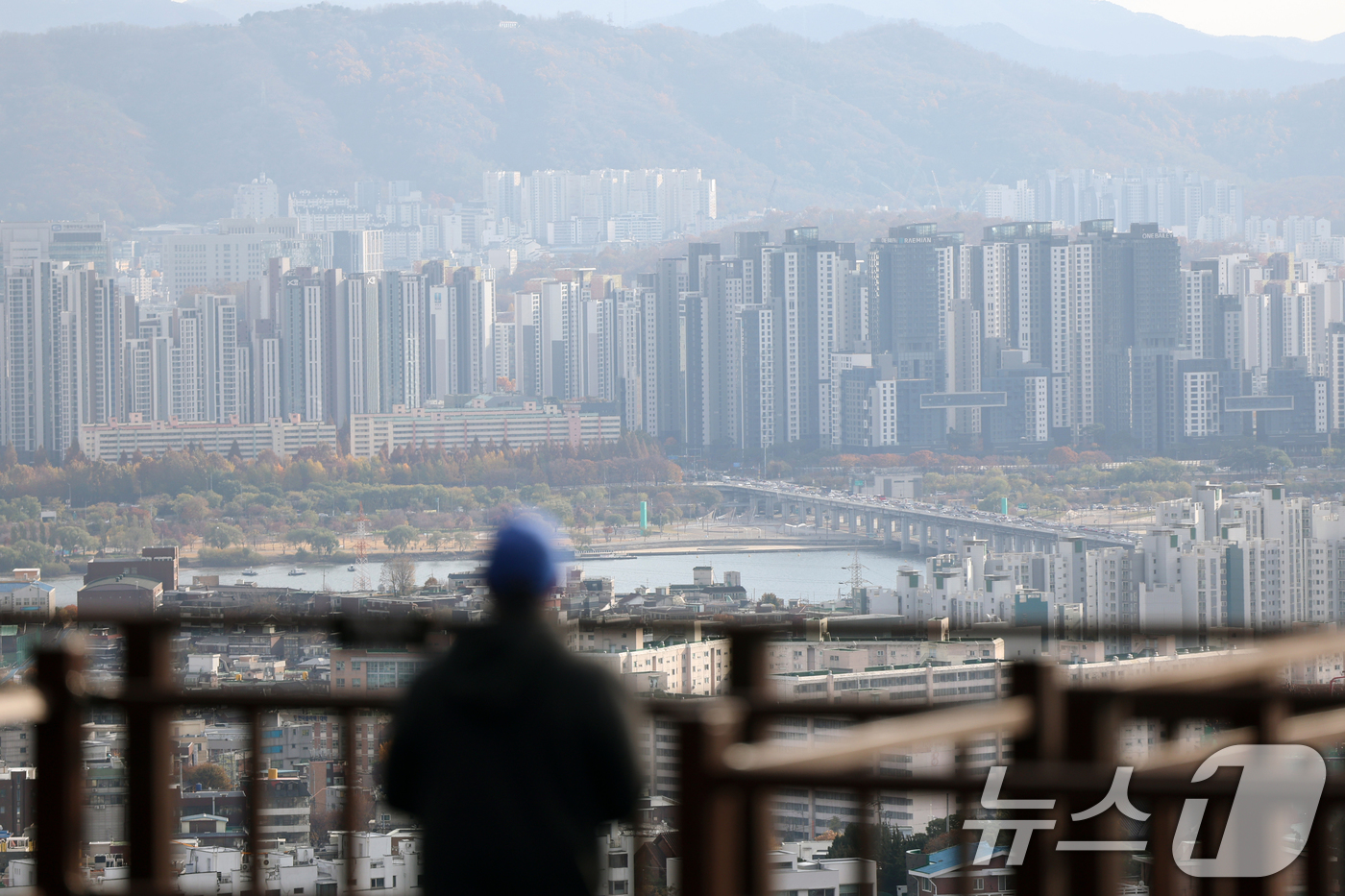 (서울=뉴스1) 황기선 기자 = 하나은행과 KB국민은행이 연간 가계대출 총량을 관리하기 위해 올해 실행되는 주택 구입 목적의 가계대출 접수를 중단한다.KB국민은행은 대면 창구에서 …
