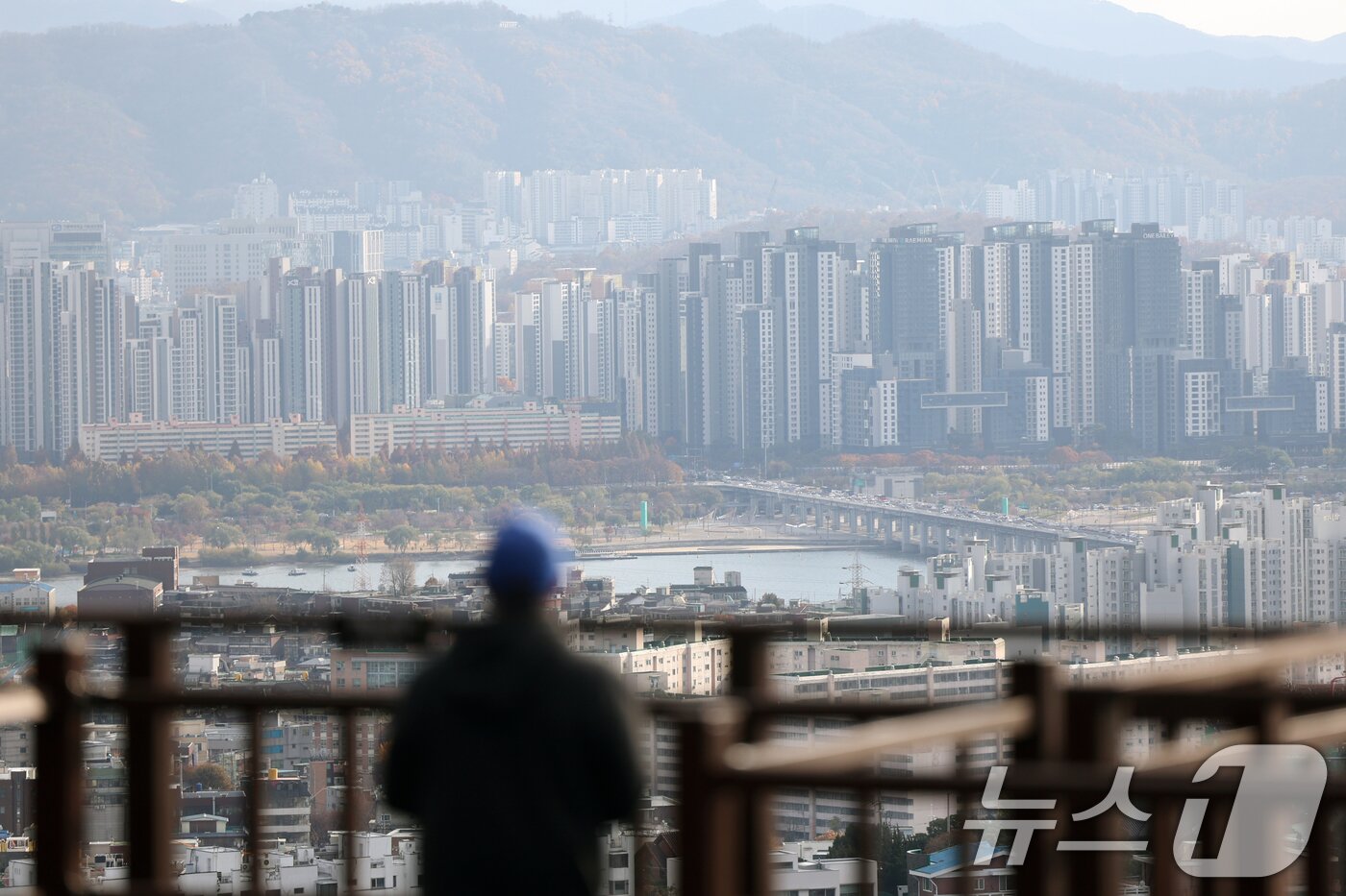 본문 이미지 - 21일 이날 남산에서 바라본 서울시내 아파트 및 주택 단지. 2025.11.21/뉴스1 ⓒ News1 황기선 기자