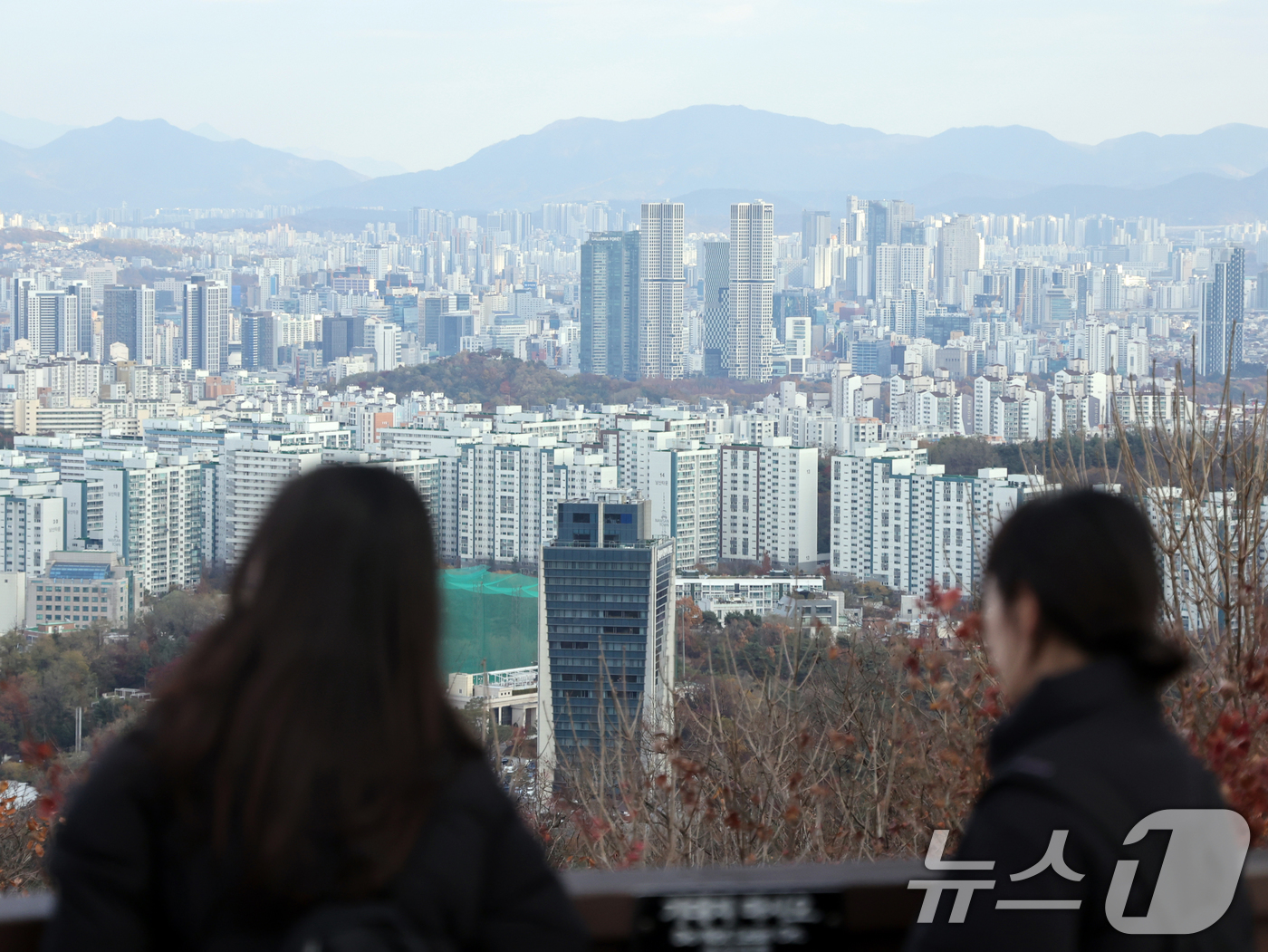 (서울=뉴스1) 황기선 기자 = 하나은행과 KB국민은행이 연간 가계대출 총량을 관리하기 위해 올해 실행되는 주택 구입 목적의 가계대출 접수를 중단한다.KB국민은행은 대면 창구에서 …
