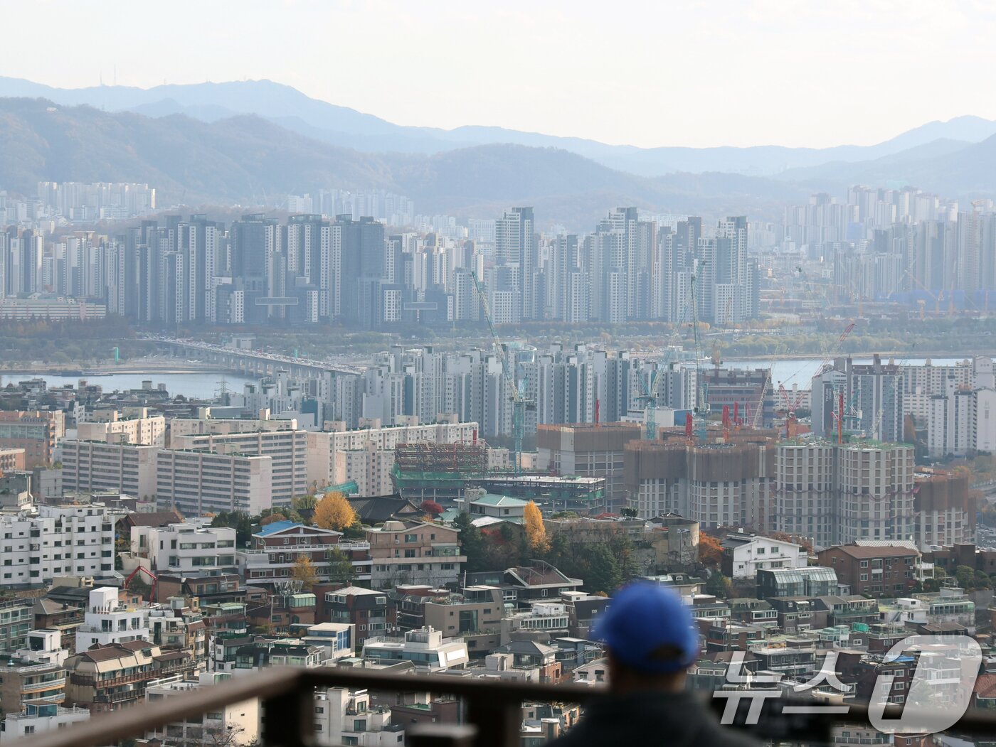 본문 이미지 - 남산에서 바라본 서울시내 아파트 및 주택 단지. /뉴스1 ⓒ News1 황기선 기자