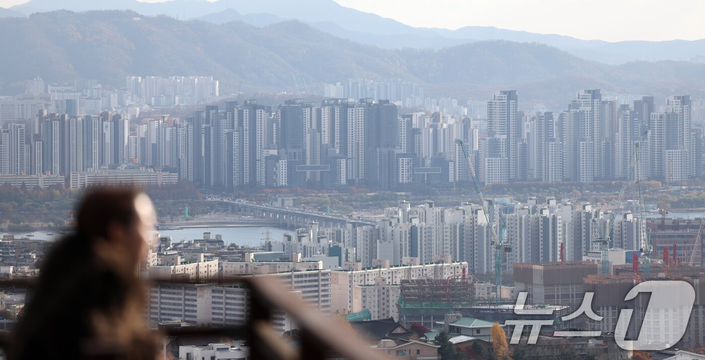 본문 이미지 - 21일 남산에서 바라본 서울시내 아파트 및 주택 단지. 2025.11.21/뉴스1 ⓒ News1 황기선 기자