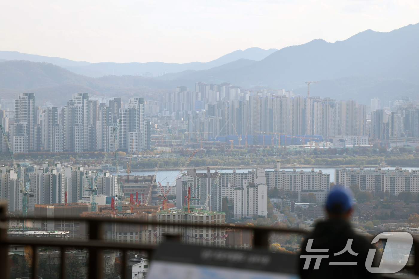 (서울=뉴스1) 황기선 기자 = 하나은행과 KB국민은행이 연간 가계대출 총량을 관리하기 위해 올해 실행되는 주택 구입 목적의 가계대출 접수를 중단한다.KB국민은행은 대면 창구에서 …