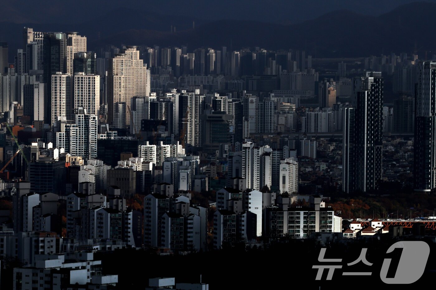 본문 이미지 - 21일 남산에서 바라본 서울시내 아파트 및 주택 단지. 2025.11.21/뉴스1 ⓒ News1 황기선 기자