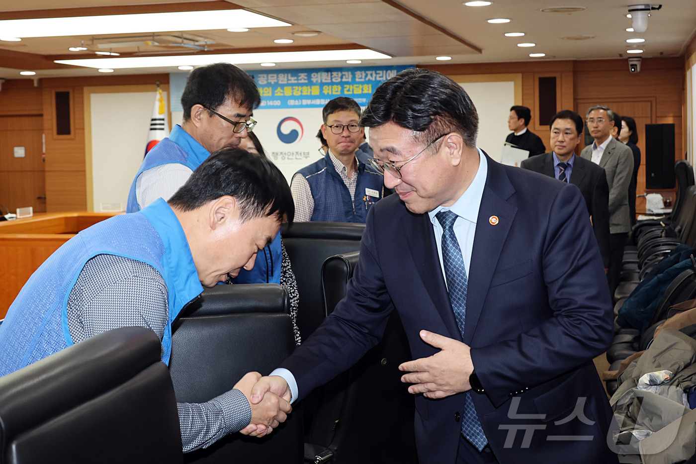 (서울=뉴스1) = 윤호중 행정안전부 장관이 21일 오후 서울 세종대로 정부서울청사에서 '공무원노조와의 소통강화를 위한 간담회'에 참석해 노조위원장들과 악수하고 있다. (행정안전부 …