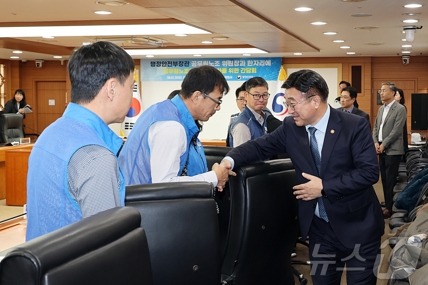 (서울=뉴스1) = 윤호중 행정안전부 장관이 21일 오후 서울 세종대로 정부서울청사에서 '공무원노조와의 소통강화를 위한 간담회'에 참석해 노조위원장들과 악수하고 있다. (행정안전부 …