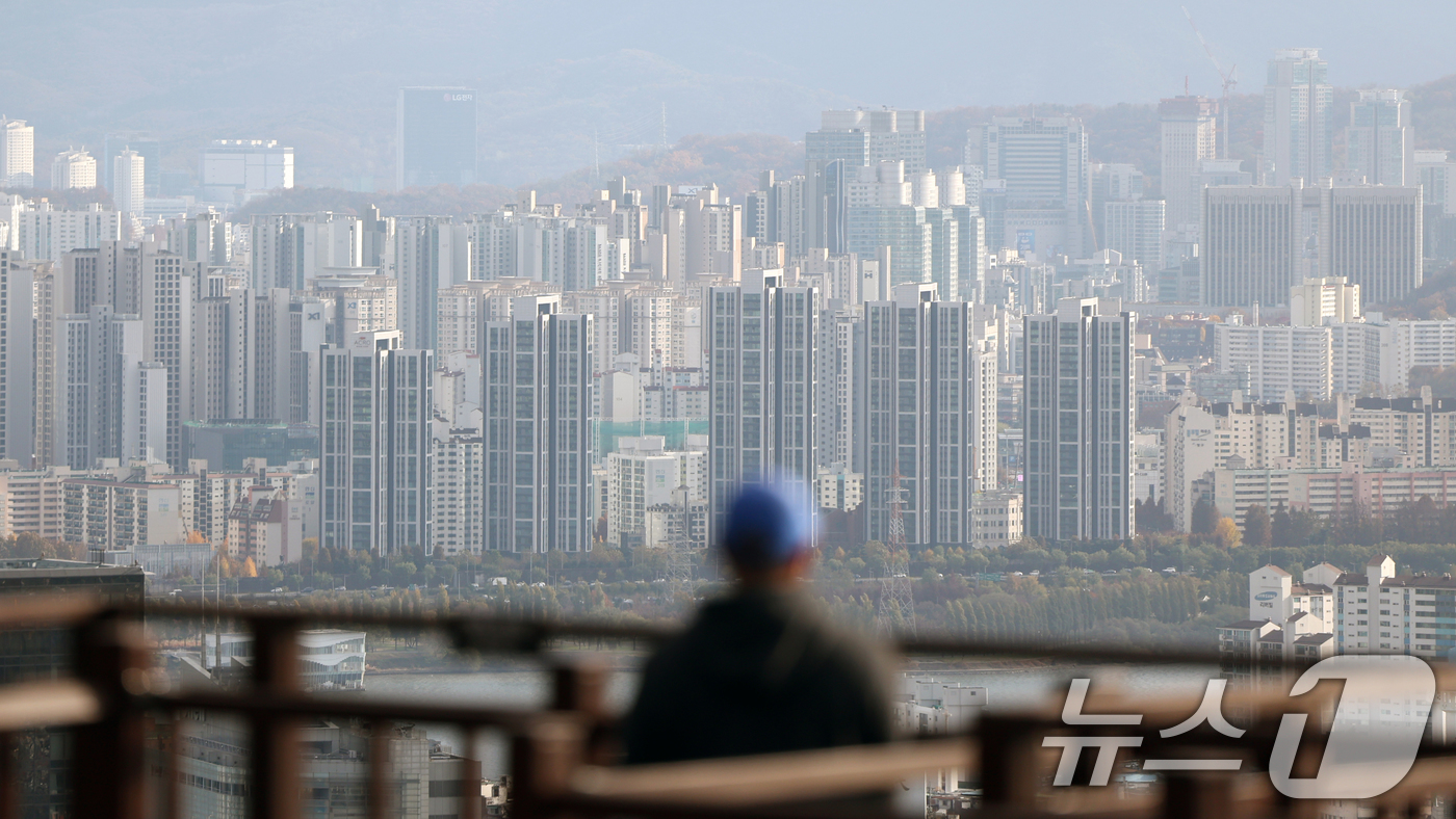 (서울=뉴스1) 황기선 기자 = 하나은행과 KB국민은행이 연간 가계대출 총량을 관리하기 위해 올해 실행되는 주택 구입 목적의 가계대출 접수를 중단한다.KB국민은행은 대면 창구에서 …