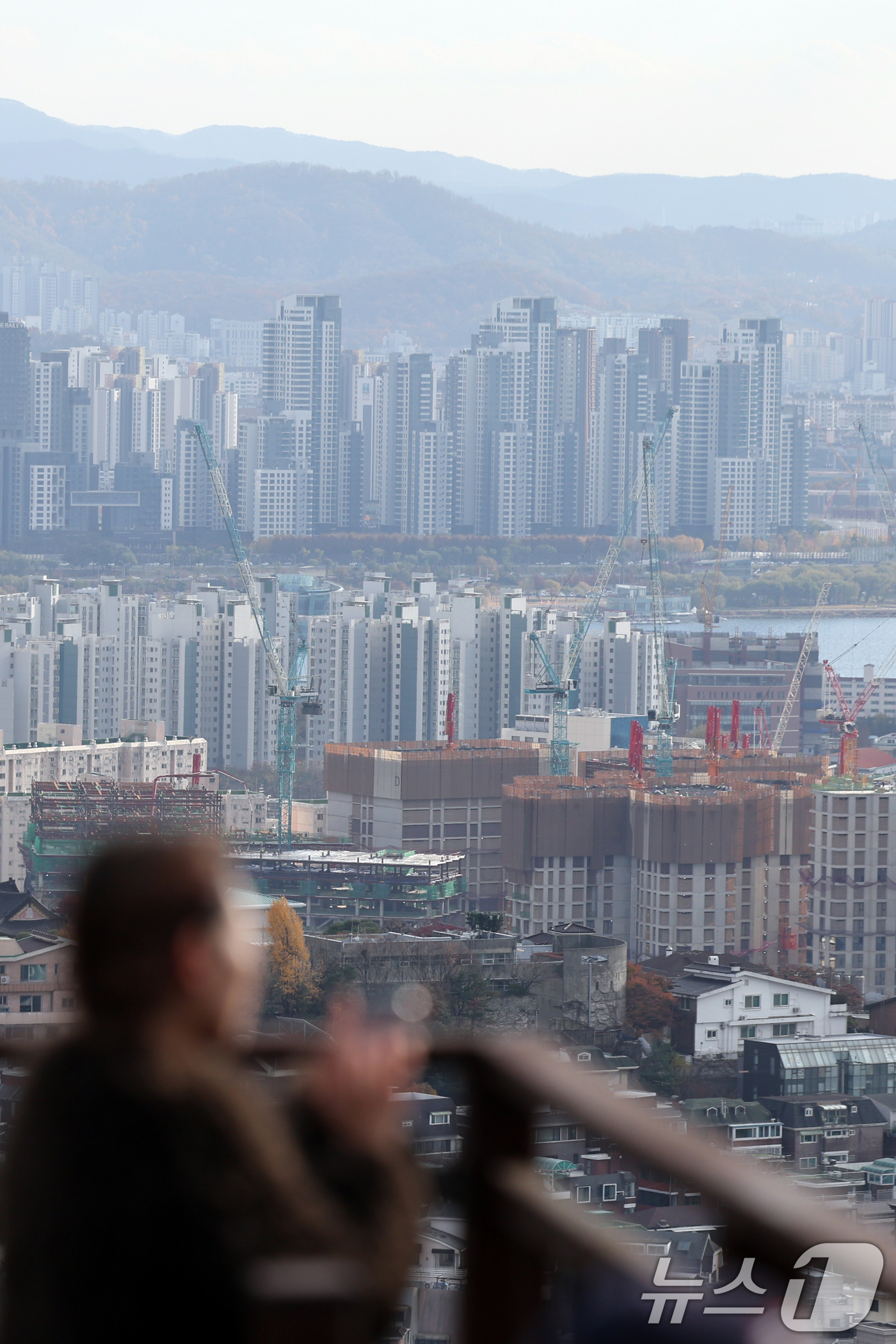 (서울=뉴스1) 황기선 기자 = 하나은행과 KB국민은행이 연간 가계대출 총량을 관리하기 위해 올해 실행되는 주택 구입 목적의 가계대출 접수를 중단한다.KB국민은행은 대면 창구에서 …