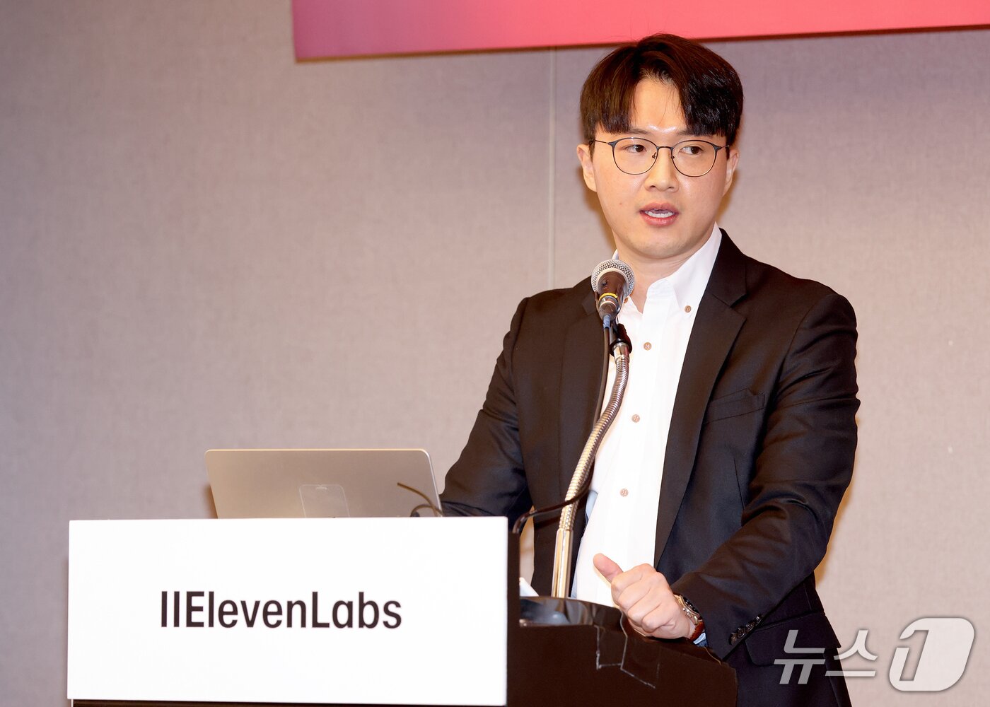 본문 이미지 - 홍상원 일레븐랩스 한국지사장이 21일 서울 JW메리어트호텔에서 기자간담회를 열고 발언하고 있다.&#40;일레븐랩스 제공&#41;
