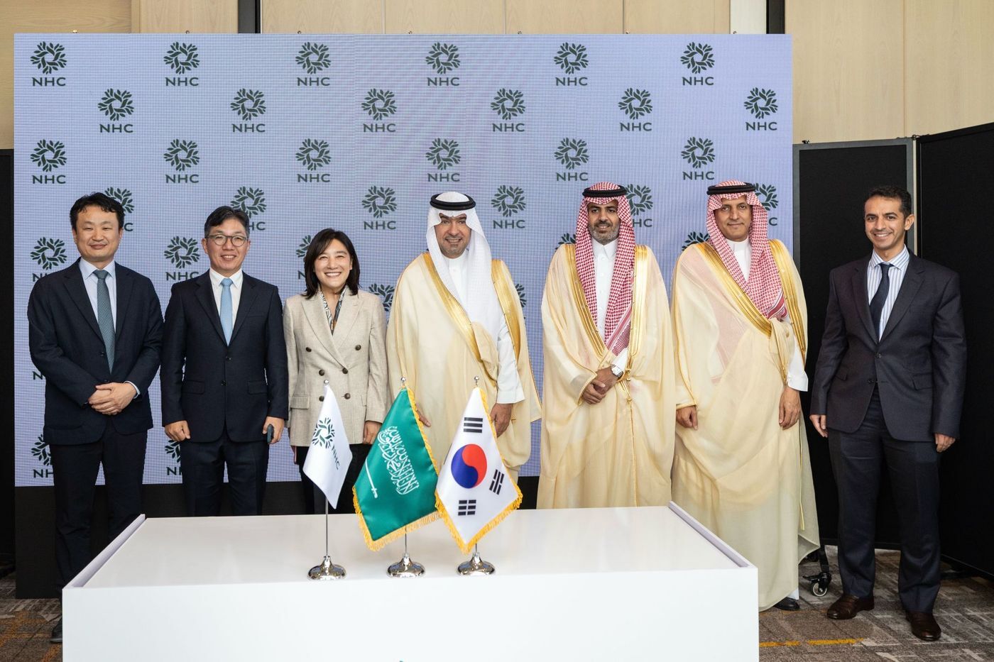 본문 이미지 - (왼쪽부터) 한상영 네이버클라우드 글로벌 DX&이노베이션 전무, 김유원 네이버클라우드 대표, 채선주 네이버 전략사업대표가 10월 방한한 마제드 알 호가일 사우디 자치행정주택부 장관과 만났다. (알 호가일 사우디 자치행정주택부 장관 링크드인 갈무리)