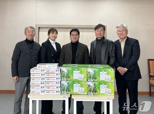 본문 이미지 - 서울 세란병원이 21일 강원 고성지역 의료용품 전달식을 열고 기념촬영을 하고 있다.(병원 측 제공, 재판매 및 DB 금지) 2025.11.21/뉴스1