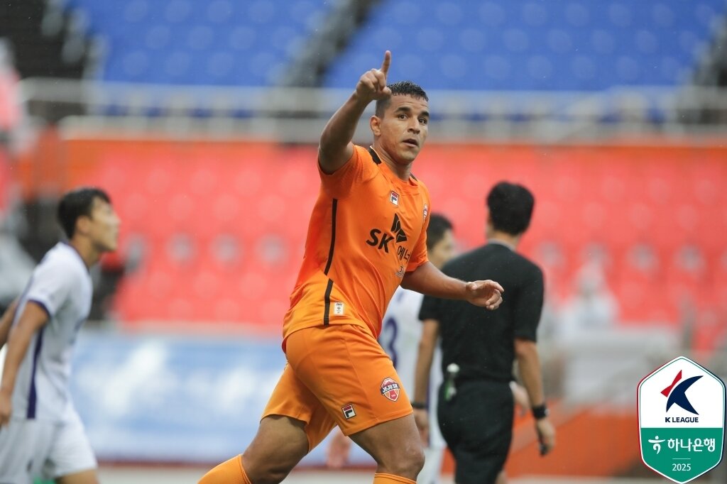 본문 이미지 - 현재 순위는 제주가 유리하지만 최근 분위기가 좋지 않다는 게 걱정이다. 간판 공격수 조나탄의 활약이 중요하다. (한국프로축구연맹 제공)