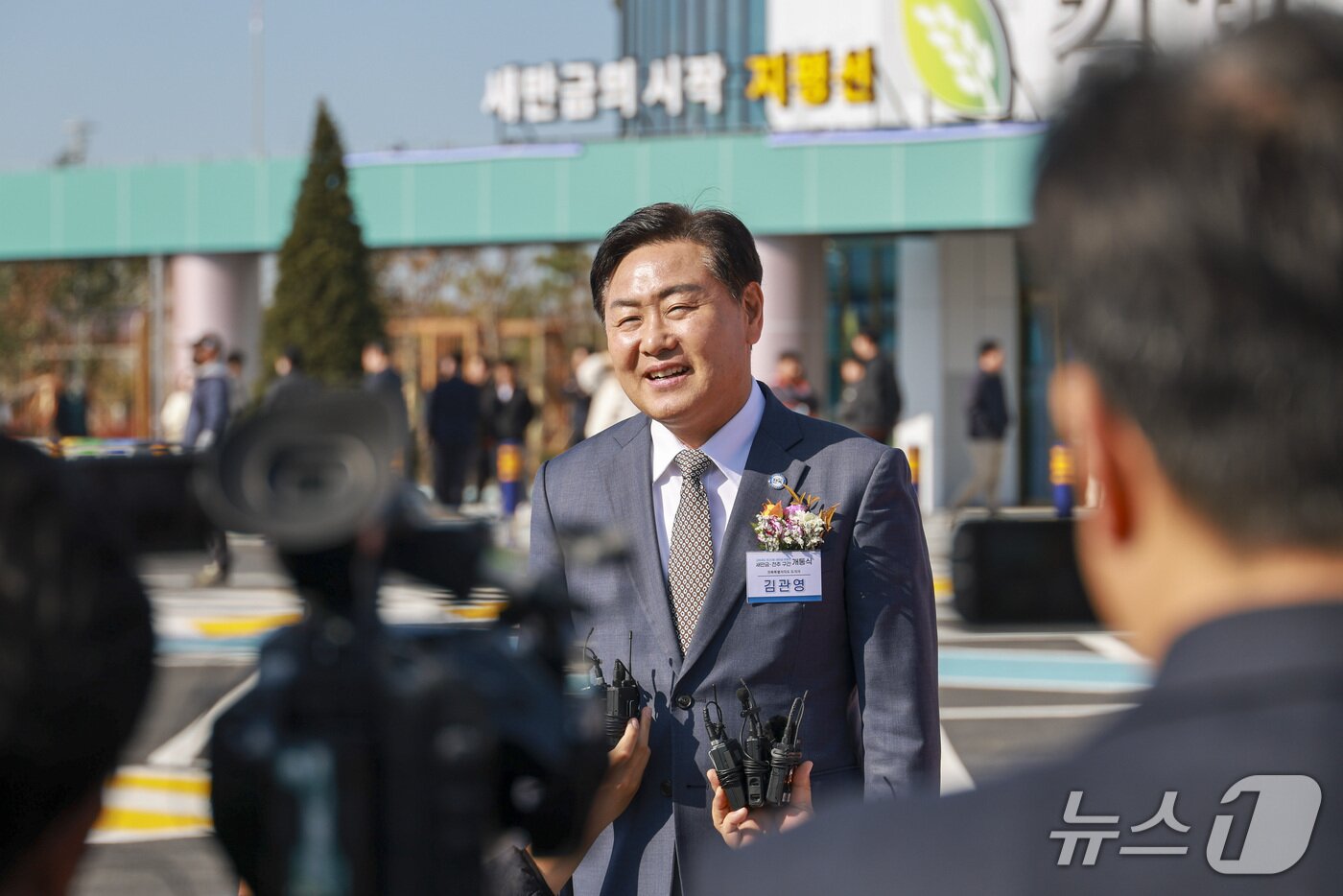 본문 이미지 - 21일 전북 김제시 김제휴게소&#40;새만금방향&#41;에서 새만금~전주 고속도로 개통식이 개최된 가운데 김관영 전북지사가 언론들의 질문에 답하고 있다.&#40;전북도 제공. 재판매 및 DB금지&#41;/뉴스1 