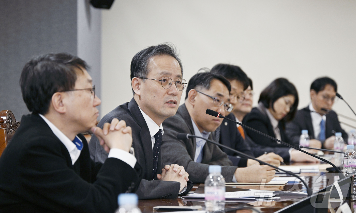 (서울=뉴스1) = 이형일 기획재정부 차관이 21일 오후 서울 중구 은행회관에서 열린 '역외 원화 결제 시스템 구축 전담반 출범 회의'를 주재하고 있다. (기획재정부 제공.재판매 …