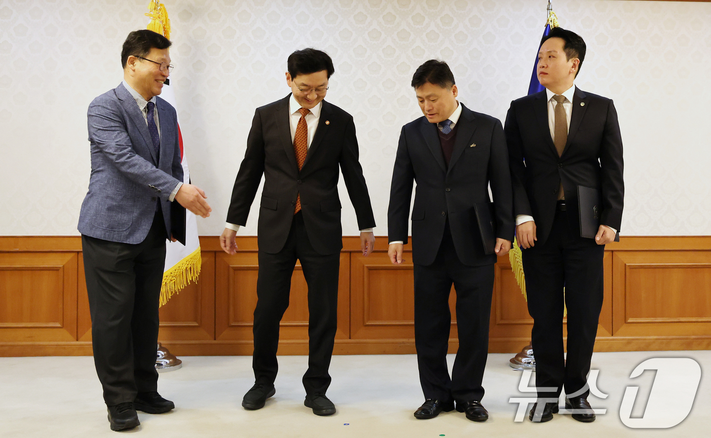 (서울=뉴스1) 임세영 기자 = 윤창렬 국무조정실장이 21일 오전 서울 종로구 정부서울청사에서 열린 헌법존중 정부혁신 TF 자문단 위촉식에서 참석자들과 기념촬영을 하고 있다.왼쪽부 …