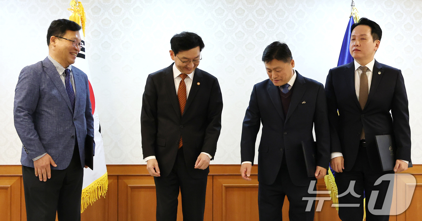 (서울=뉴스1) 임세영 기자 = 윤창렬 국무조정실장이 21일 오전 서울 종로구 정부서울청사에서 열린 헌법존중 정부혁신 TF 자문단 위촉식에서 참석자들과 기념촬영을 하고 있다.왼쪽부 …