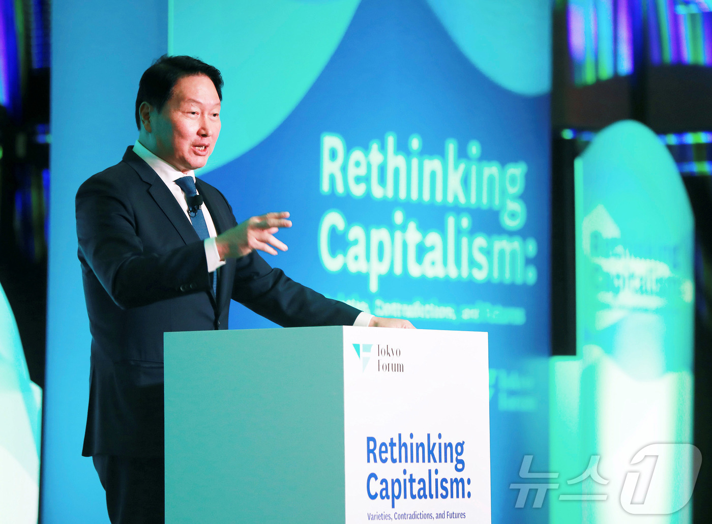 (서울=뉴스1) = 최태원 SK회장이 21일 일본 도쿄대 야스다 강당에서 개최된 ‘도쿄포럼2025’에서 개회사를 하고 있다. (SK수펙스추구협의회 제공.재판매 및 DB 금지) 20 …