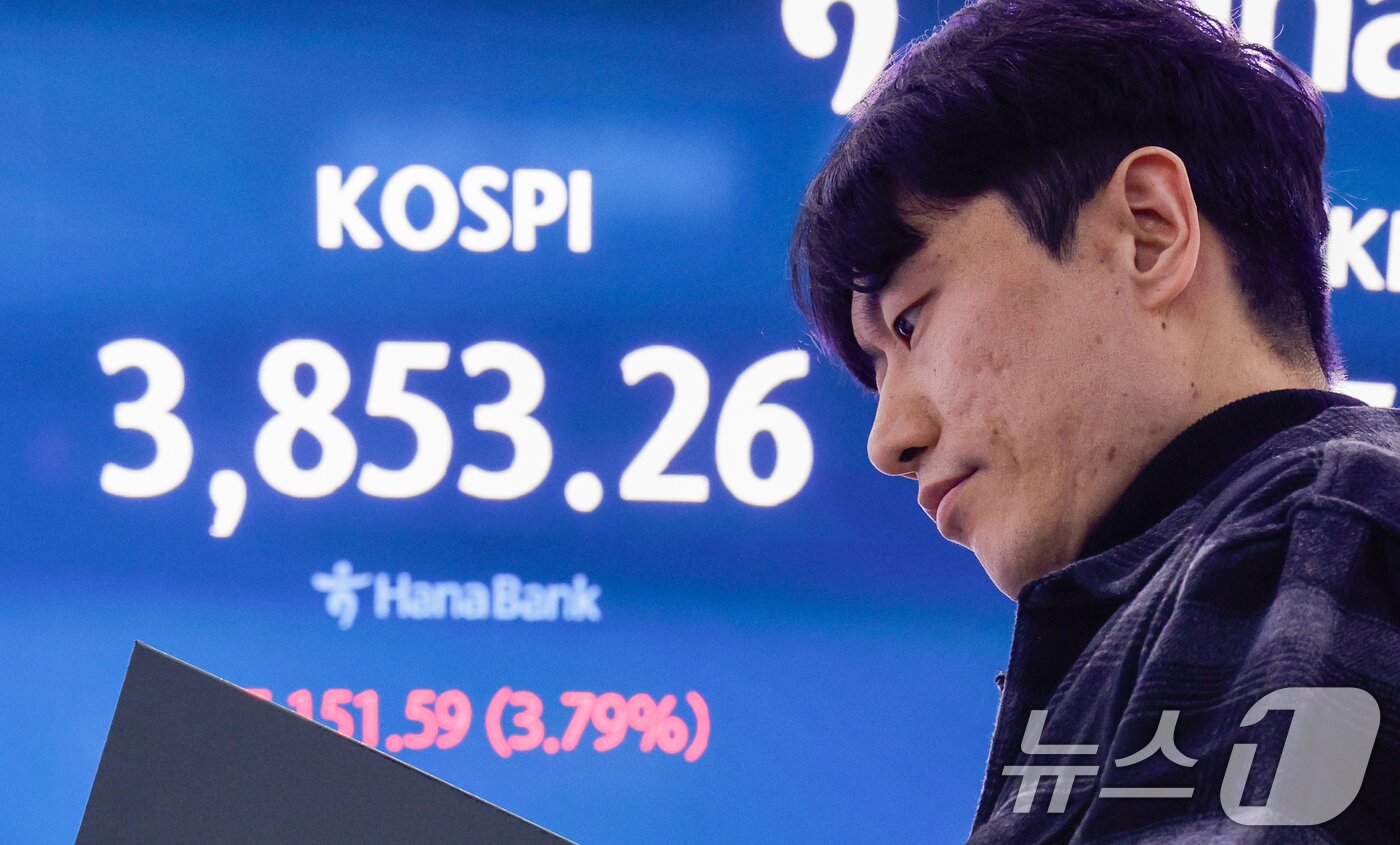 본문 이미지 - 21일 오후 서울 중구 하나은행 본점 딜링룸 전광판에 종가가 나오고 있다.  2025.11.21/뉴스1 ⓒ News1 안은나 기자