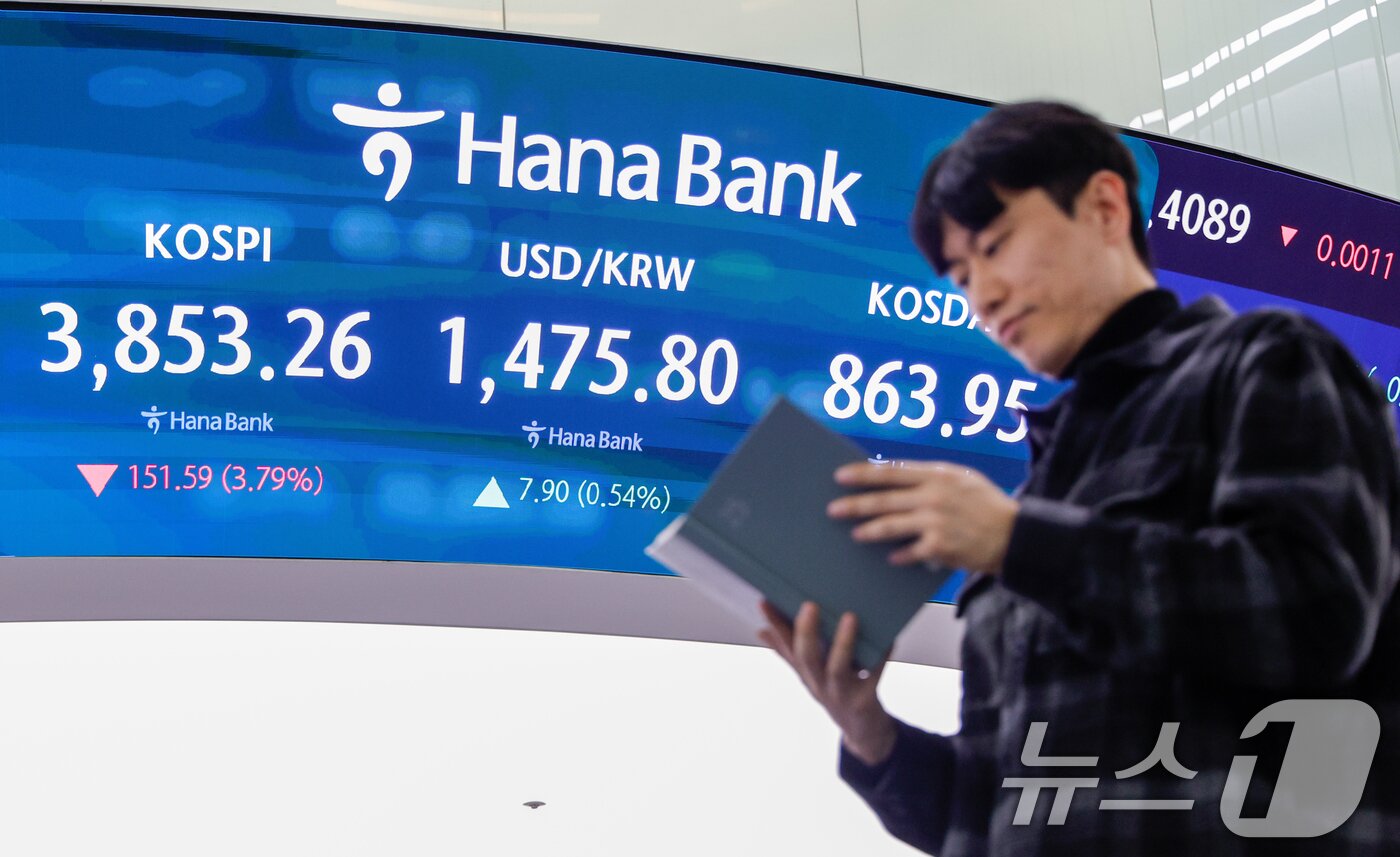 본문 이미지 - 21일 오후 서울 중구 하나은행 본점 딜링룸 전광판에 종가가 나오고 있다. 2025.11.21/뉴스1 ⓒ News1 안은나 기자
