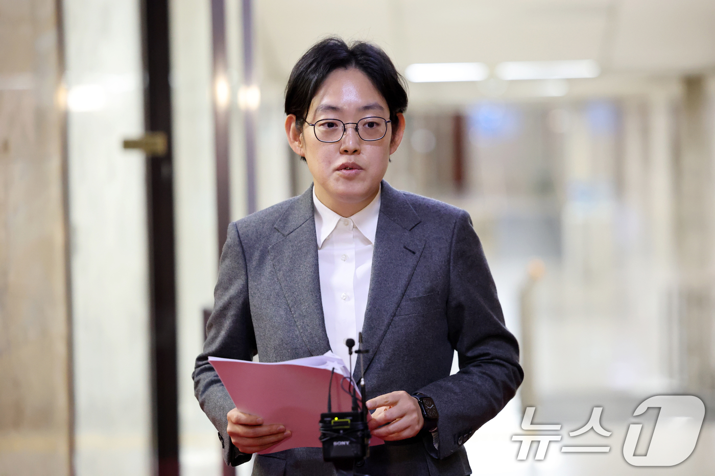 (서울=뉴스1) 이승배 기자 = 조지연 국민의힘 의원이 21일 서울 여의도 국회에서 지방선거총괄기획단 제4차 전체회의 결과 브리핑을 하고 있다. 2025.11.21/뉴스1