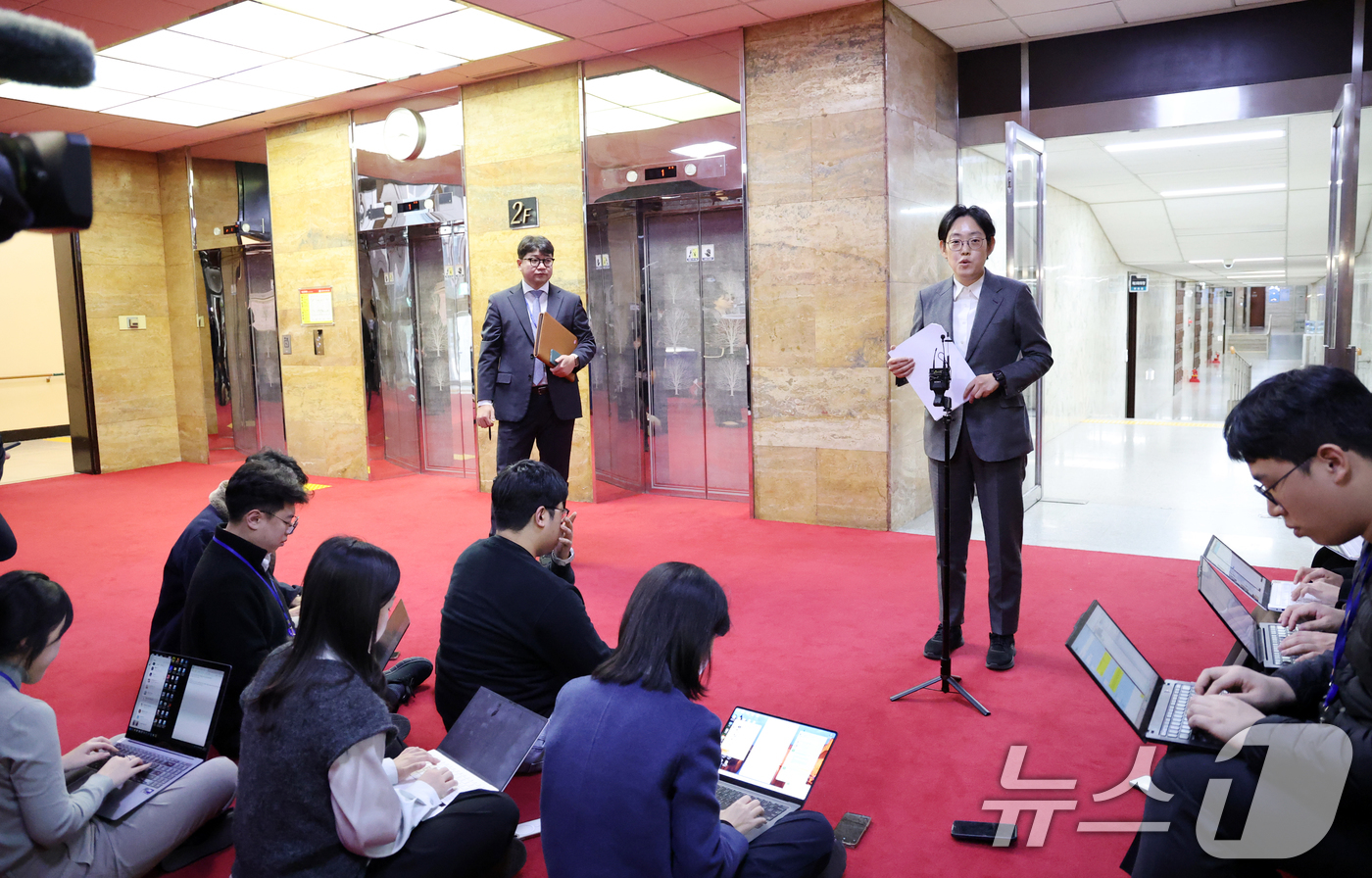 (서울=뉴스1) 이승배 기자 = 조지연 국민의힘 의원이 21일 서울 여의도 국회에서 지방선거총괄기획단 제4차 전체회의 결과 브리핑을 하고 있다. 2025.11.21/뉴스1