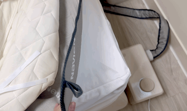 본문 이미지 - 경동나비엔 숙면매트 EMW721는 매트 두께가 1㎜ 정도로 얇다. ⓒ News1 이민주 기자