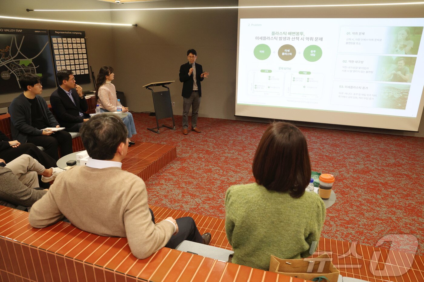 본문 이미지 - 반려동물 헬스케어 및 라이프스타일 제품 개발기업 펫라이즈의 김도형 대표가 21일 오후 경기도 성남시 분당구 판교스타트업캠퍼스에서 열린 '반려동물 산업 육성 협의회 제18회 IR(기업설명회) 데이'에서 IR발표를 하고 있다. 2025.11.21/뉴스1 ⓒ News1 이광호 기자