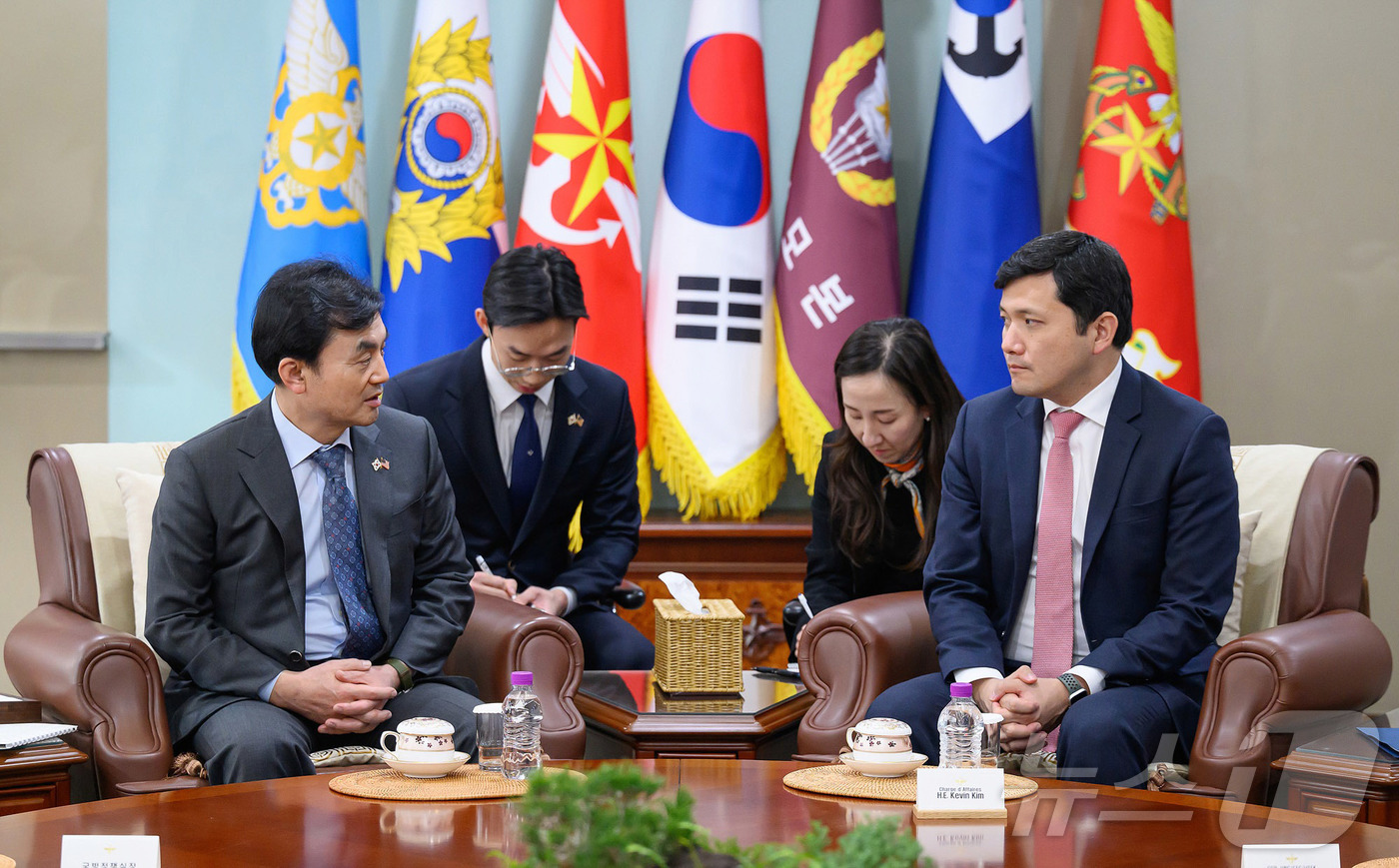 (서울=뉴스1) = 안규백 국방부 장관이 21일 오후 케빈 킴 주한미국대사대리를 접견해,  한반도 및 지역정세와 한미동맹 발전방향에 대해 논의하고 있다. (국방부 제공. 재판매 및 …