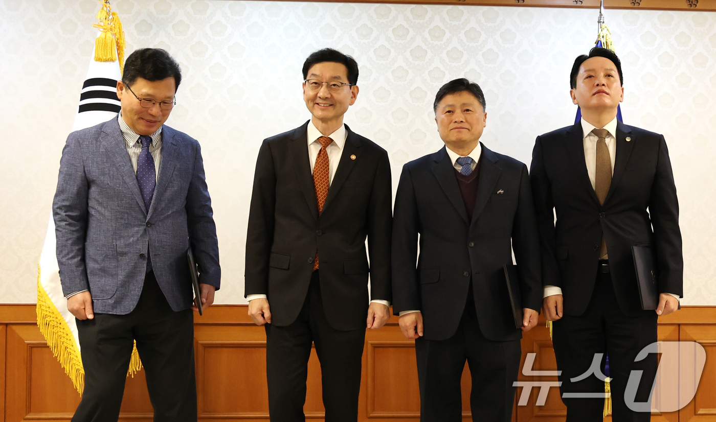 (서울=뉴스1) 임세영 기자 = 윤창렬 국무조정실장이 21일 오전 서울 종로구 정부서울청사에서 열린 헌법존중 정부혁신 TF 자문단 위촉식에서 참석자들과 기념촬영을 하고 있다.왼쪽부 …