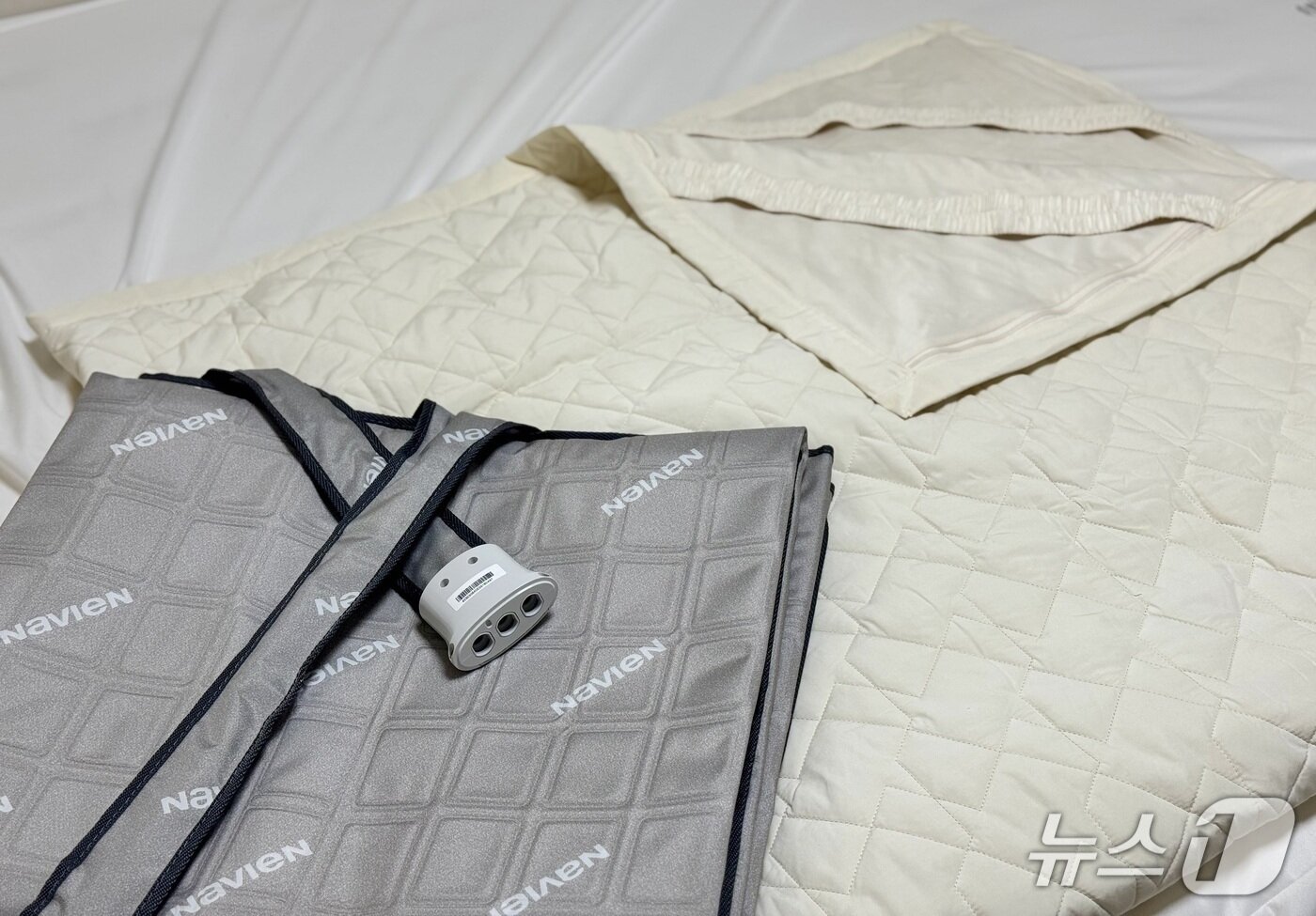 본문 이미지 - 경동나비엔 숙면매트 EMW721의 커버와 매트 사진 ⓒ News1 이민주 기자