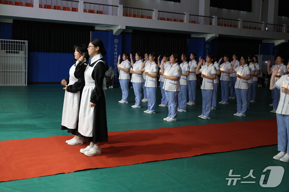 본문 이미지 - 목포여상 간호학과 학생들이 나이팅게일 선서식을 하고 있다. &#40;전남도교육청 제공, 재판매 및 DB 금지&#41;/뉴스1