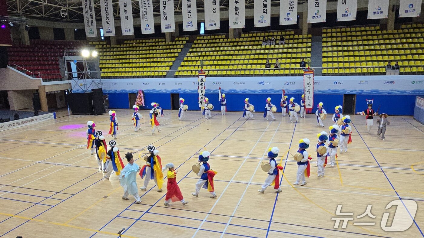본문 이미지 - 순천낙안중학생들이 전남민속예술축제에서  &#39;문굿&#39;을 재현하고 있다.&#40;전남도교육청 제공, 재판매 및 DB 금지&#41;/뉴스1 