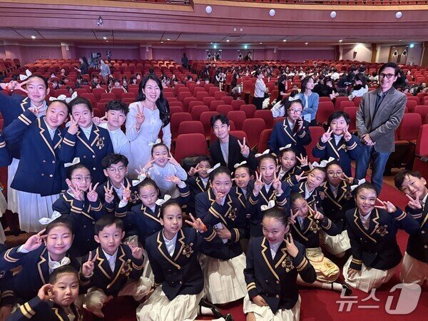 본문 이미지 - &#39;2025 전국 학교예술공연 축제&#39; 합창 부문 본선 무대에서 입상의 성적을 거둔 진원초 학생들과 선생님들이 기념사진을 찍고 있다. &#40;전남도교육청 제공, 재판매 및 DB 금지&#41;/뉴스1