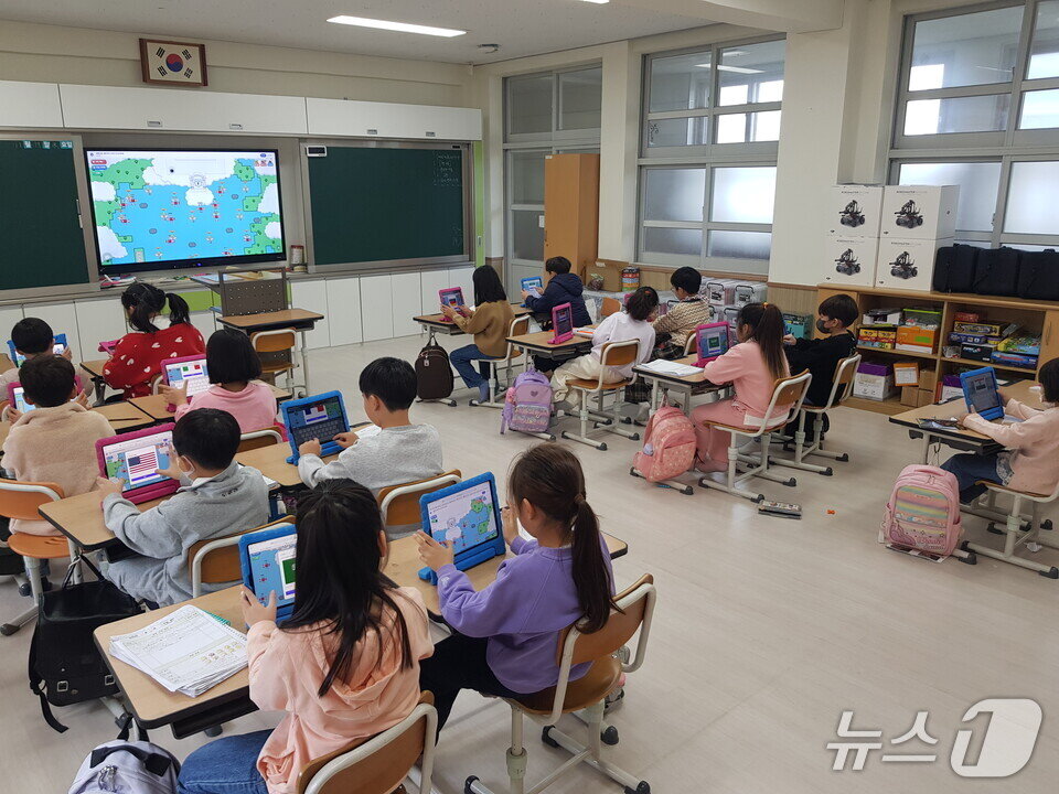 본문 이미지 - 영암초의  &#39;AI·메타버스 기반 ZEP Quiz 수업&#39; 장면&#40;전남도교육청 제공, 재판매 및 DB 금지&#41;/뉴스1 