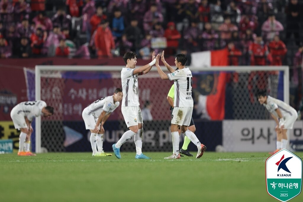 본문 이미지 - 승리 후 기뻐하는 강원 선수들&#40;한국프로축구연맹 제공&#41; 