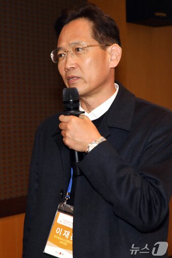 본문 이미지 - 이재훈 한국청정수소진흥연구원 사무국장이 21일 오후 제주시 오션스위츠 제주호텔에서 열린 '제8회 제주플러스전문가포럼'에서 발제하고 있다. '지속 가능한 미래를 향한 제주 그린수소 산업'을 주제로 한 이번 포럼은 뉴스1과 제주대학교 RISE사업단, 제주테크노파크가 공동 주최하고, 뉴스1 제주본부가 주관했다. 2025.11.21/뉴스1 ⓒ News1 오미란 기자