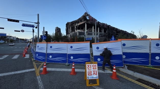 안전펜스 설치되는 이랜드 물류센터 화재현장