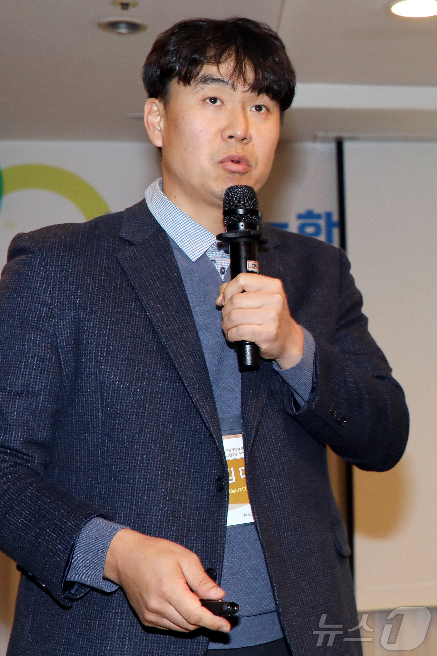 (제주=뉴스1) 오미란 기자 = 김대진 한국에너지기술연구원 전력시스템연구실장이 21일 오후 제주시 오션스위츠 제주호텔에서 열린 '제8회 제주플러스전문가포럼'에서 발제하고 있다. ' …