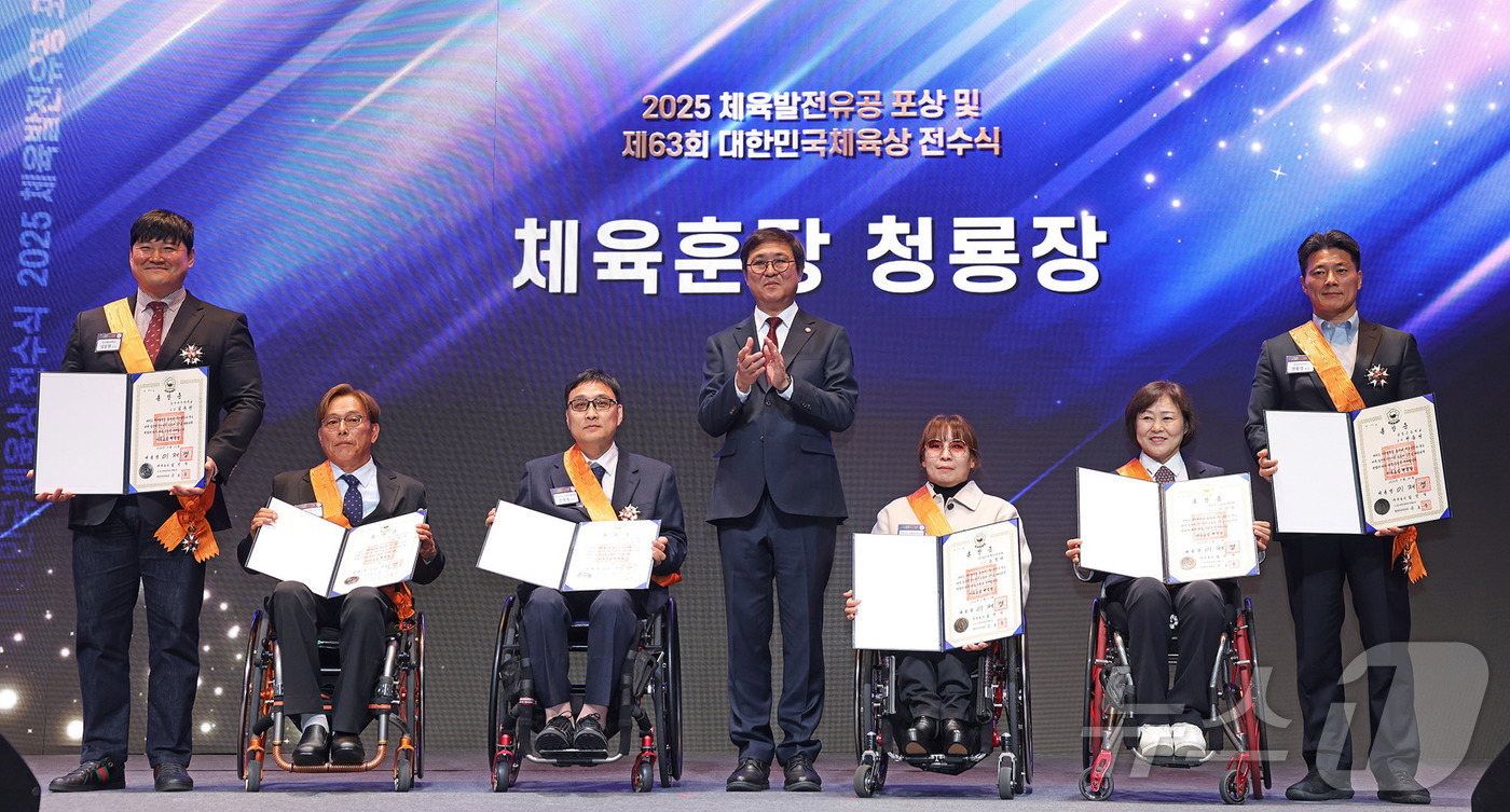 (서울=뉴스1) = 최휘영 문화체육관광부 장관이 21일 서울 중구 웨스틴 조선에서 열린 2025 체육발전 유공 포상 및 제63회 대한민국체육상 전수식에서 체육훈장 청룡장을 전수한 …