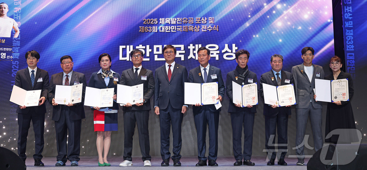 (서울=뉴스1) = 최휘영 문화체육관광부 장관이 21일 서울 중구 웨스틴 조선에서 열린 2025 체육발전 유공 포상 및 제63회 대한민국체육상 전수식에서 대한민국체육상 수상자와 기 …