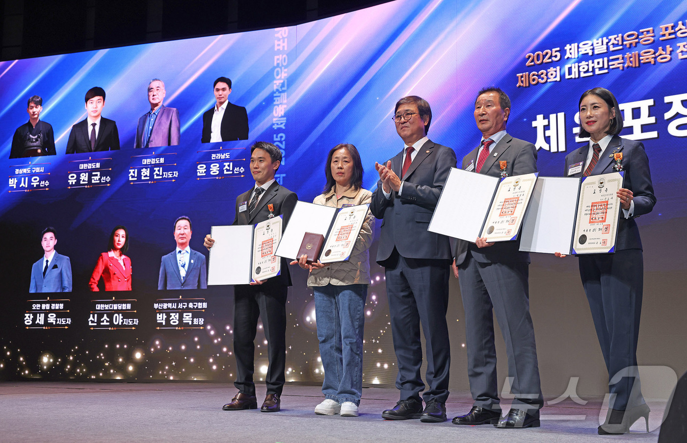 (서울=뉴스1) = 최휘영 문화체육관광부 장관이 21일 서울 중구 웨스틴 조선에서 열린 2025 체육발전 유공 포상 및 제63회 대한민국체육상 전수식에서 체육포장을 전수한 뒤 기념 …