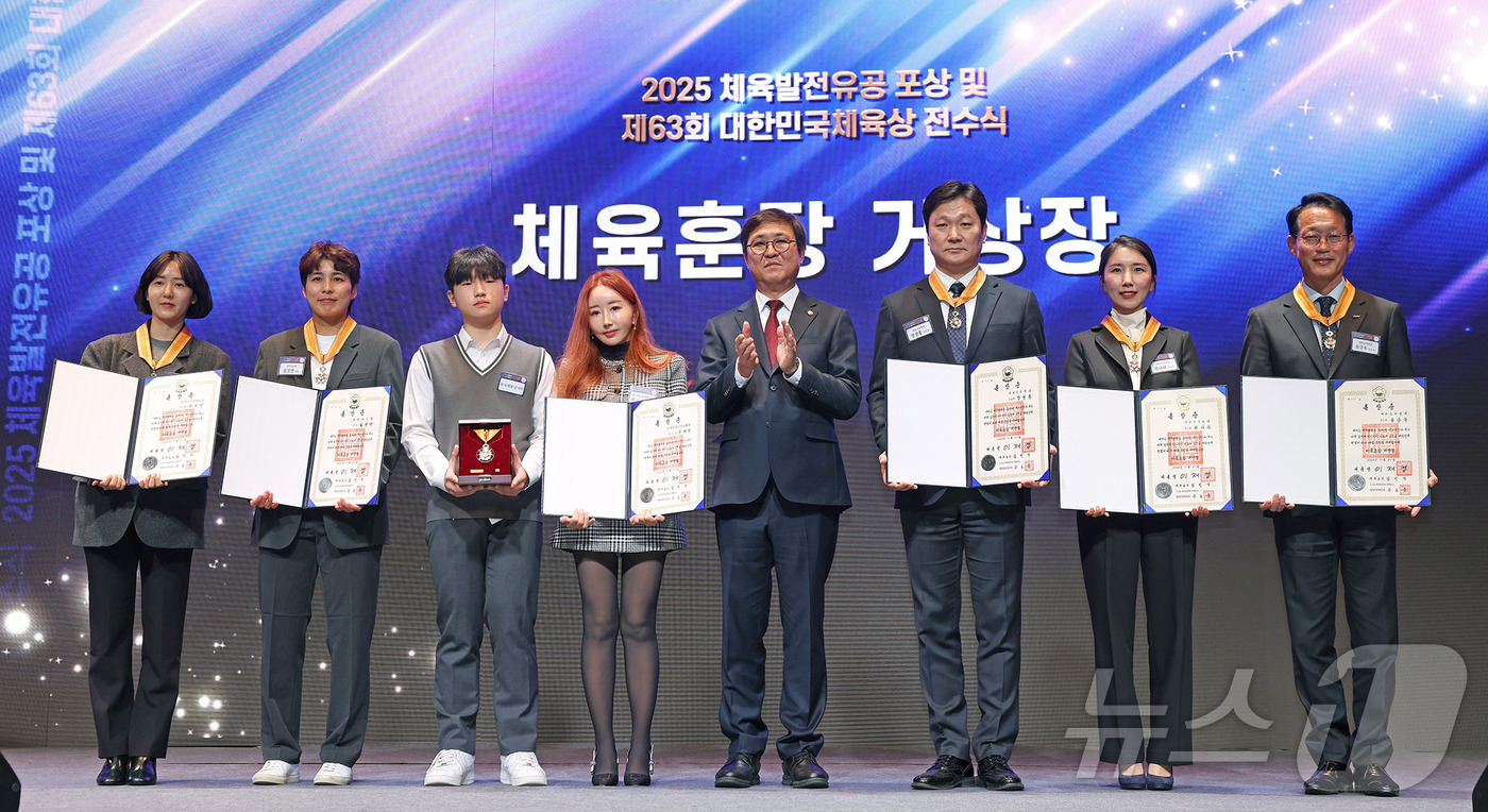 (서울=뉴스1) = 최휘영 문화체육관광부 장관이 21일 서울 중구 웨스틴 조선에서 열린 2025 체육발전 유공 포상 및 제63회 대한민국체육상 전수식에서 체육훈장 거상장을 전수한 …